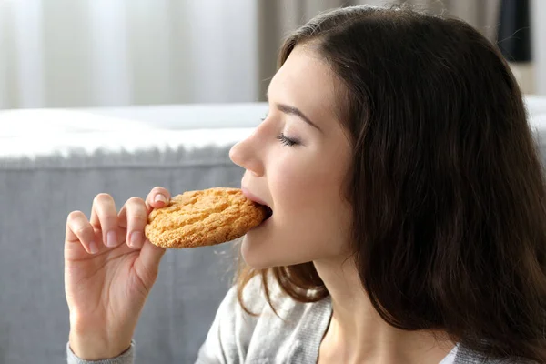 Femme manger biscuit savoureux — Photo