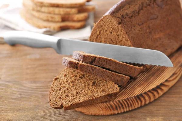 Sliced bread and knife — Stock Photo, Image