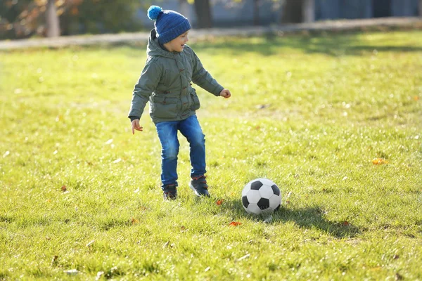 Rapaz a jogar futebol — Fotografia de Stock