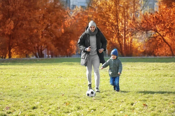Pai e filho jogando futebol — Fotografia de Stock
