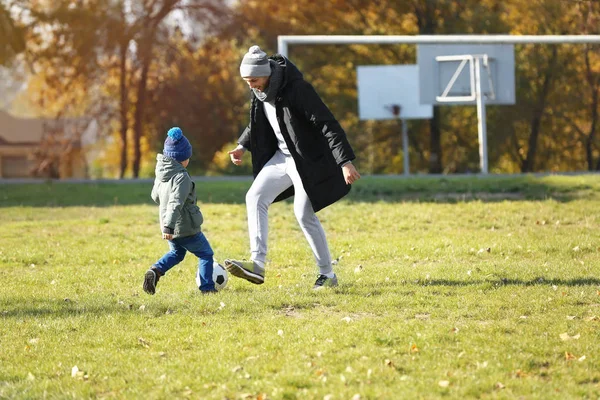 Padre e hijo jugando al fútbol — Foto de Stock