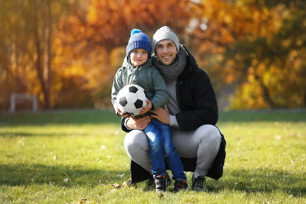 Padre e hijo con pelota — Foto de Stock