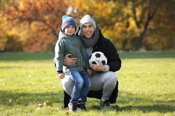 Vader en zoon met bal — Stockfoto