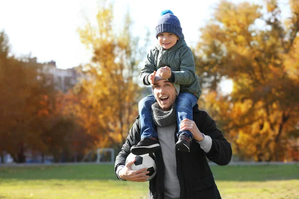 Vater und Sohn mit Ball — Stockfoto