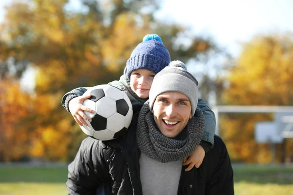 Отец и сын с мячом — стоковое фото