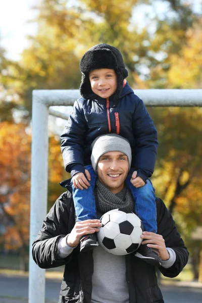 Padre e hijo con pelota —  Fotos de Stock
