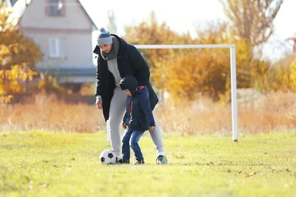 पिता और बेटा फुटबॉल खेल रहे हैं — स्टॉक फ़ोटो, इमेज