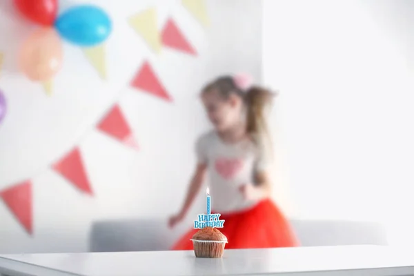 День Народження Торт Білому Столі Маленькою Дівчинкою Фоні — стокове фото