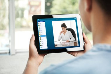 Adam avukat tablet ile video konferans. Video aramasý ve çevrimiçi hizmet anlayışı.