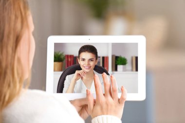 Kadın avukat tablet ile video konferans. Video aramasý ve çevrimiçi hizmet anlayışı.