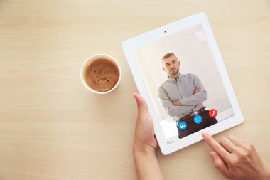 Kadın avukat tablet ile video konferans. Video aramasý ve çevrimiçi hizmet anlayışı.