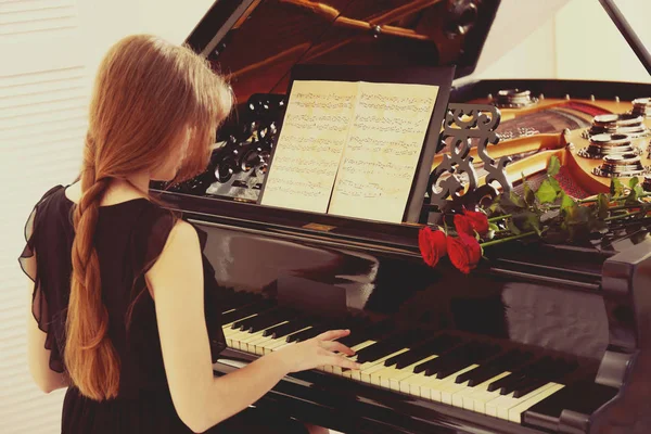 Young Beautiful Woman Playing Piano — Stock Photo, Image