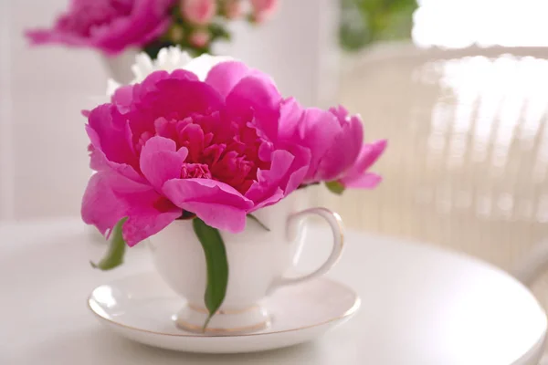 Ramo de flores de peonías en taza —  Fotos de Stock