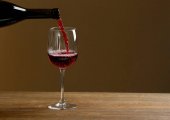 červené víno nalévané do skla