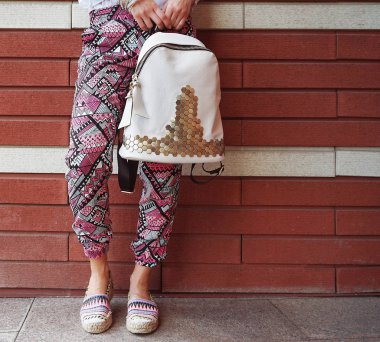 Genç kadın moda detayları ile  
