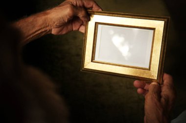 İhtiyar tutarak ve fotoğraf çerçevesi seyir