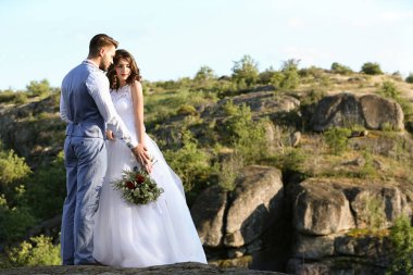 Gelin ve damat güzel manzara üzerinde