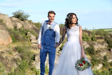 Gelin ve damat güzel manzara üzerinde