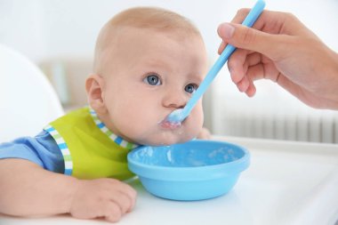 Annesi bebeğini besliyor 