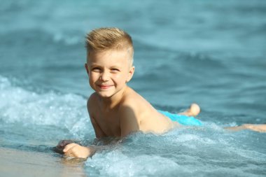 sevimli çocuk sahilde