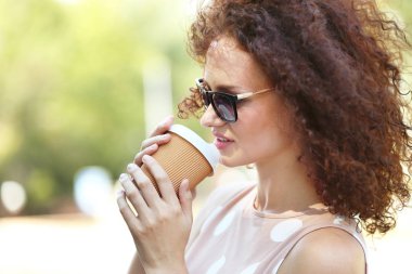 Bir fincan kahveli kadın.