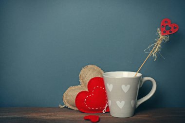 Ahşap masa üzerinde renk yürekleri Kupası 