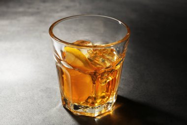 Bir bardak buzlu viski.