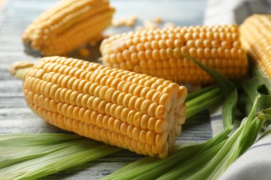 Peçete üzerinde taze corncobs