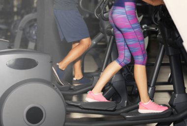 Eğitim salonunda makinede insanlar