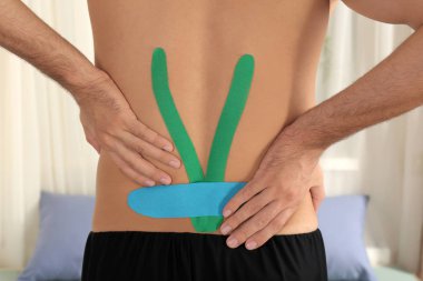 geri uygulanan Fizyo teyp ile 