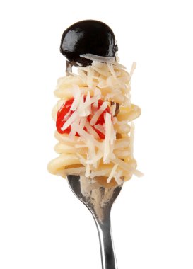 Çatal makarna, sos, zeytin ve peynir ile