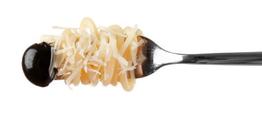 Çatal makarna, zeytin ve peynir ile