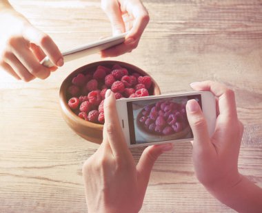 Taze ahududu fotoğrafını çekmek insanlar
