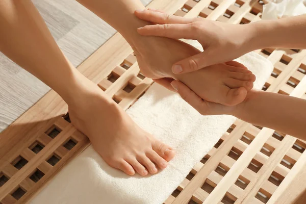 Massaggio ai piedi nel salone spa — Foto Stock