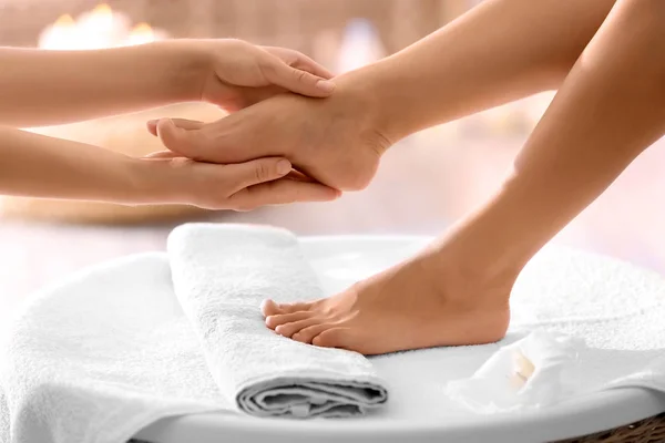 Massage des pieds dans le spa salon — Photo