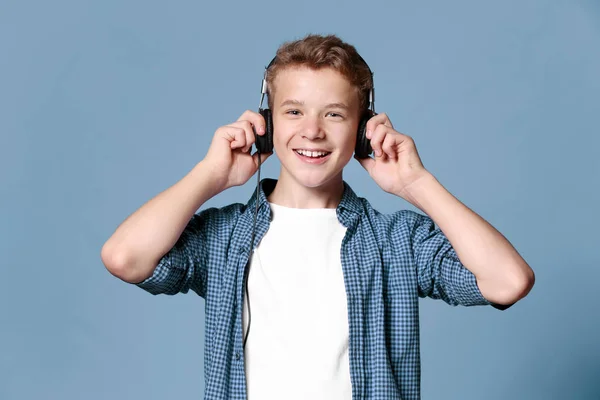 Chłopiec słuchania muzyki — Zdjęcie stockowe