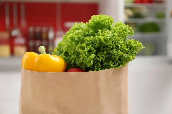 Tas met groenten in de keuken — Stockfoto