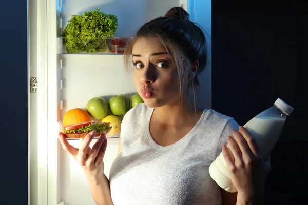 Menina Bonita Comendo Sanduíche Noite Conceito Alimentar Pouco Saudável — Fotografia de Stock