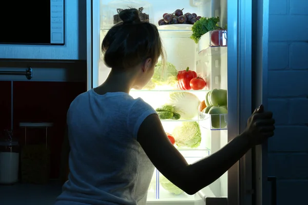 Güzel Kız Buzdolabında Yiyecek Arıyor Açlık Kavramı — Stok fotoğraf