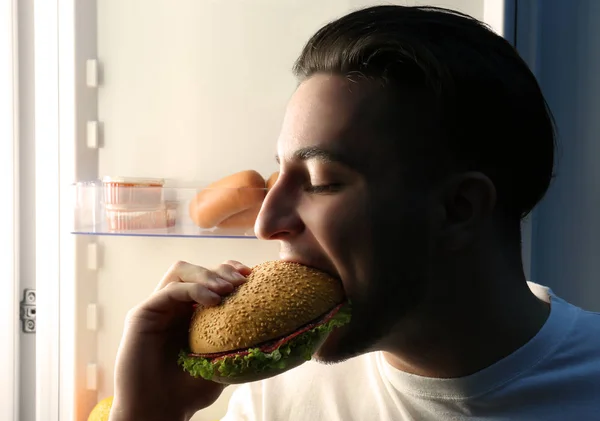 Homem Bonito Comer Sanduíche Cozinha Conceito Alimentar Pouco Saudável — Fotografia de Stock