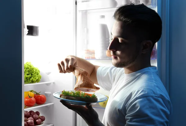 Knappe Man Eten Kip Keuken Ongezond Voedsel Concept — Stockfoto