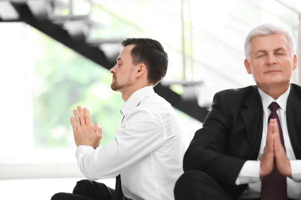 Gente Negocios Relajándose Meditación Posan Oficina — Foto de Stock