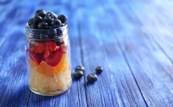 Скляна банка з фруктами та ягодами — стокове фото