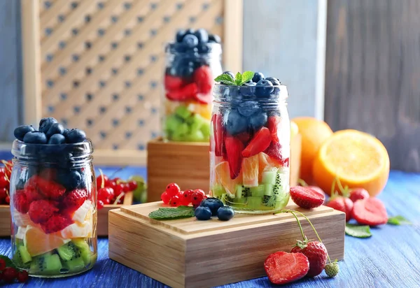 Vasi di vetro con frutta e bacche — Foto Stock