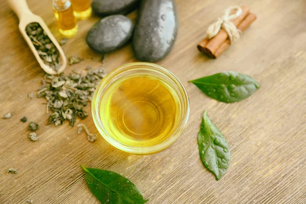 Cuenco de vidrio con aceite de té — Foto de Stock