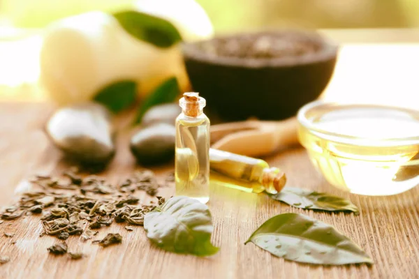 Composición del spa con aceite de té —  Fotos de Stock