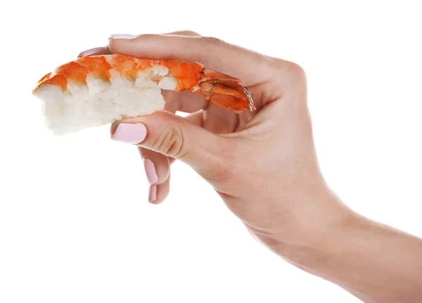 Mujer sosteniendo delicioso camarón sushi — Foto de Stock
