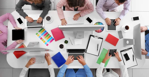 Grupo de diseñadores trabajando en la oficina — Foto de Stock