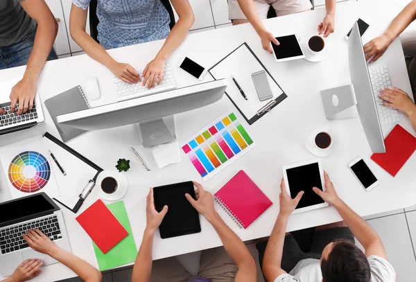 Grupo de diseñadores trabajando en la oficina — Foto de Stock