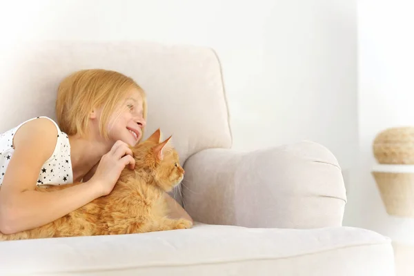 Chica con rojo esponjoso gato — Foto de Stock